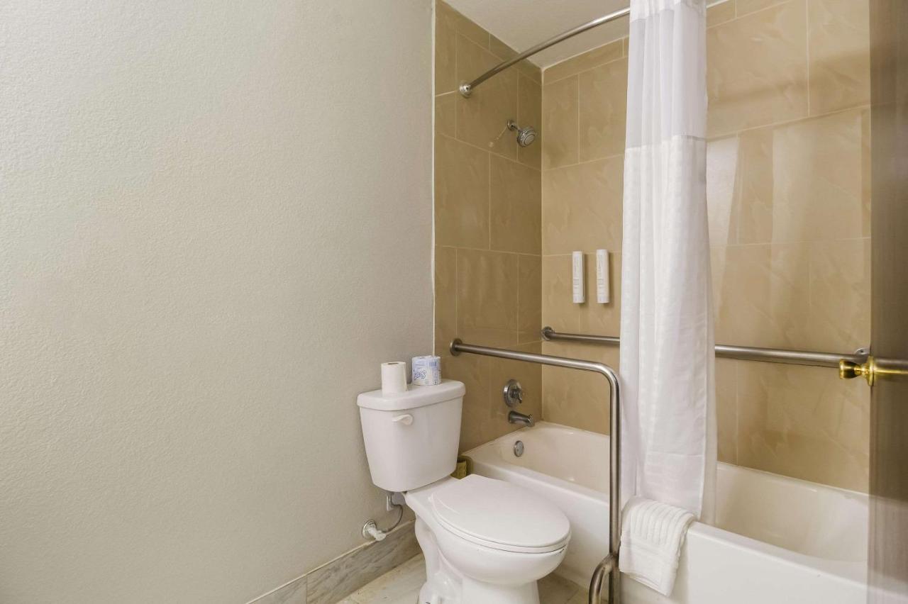 Clarion Pointe Lake Jackson - Clute Экстерьер фото