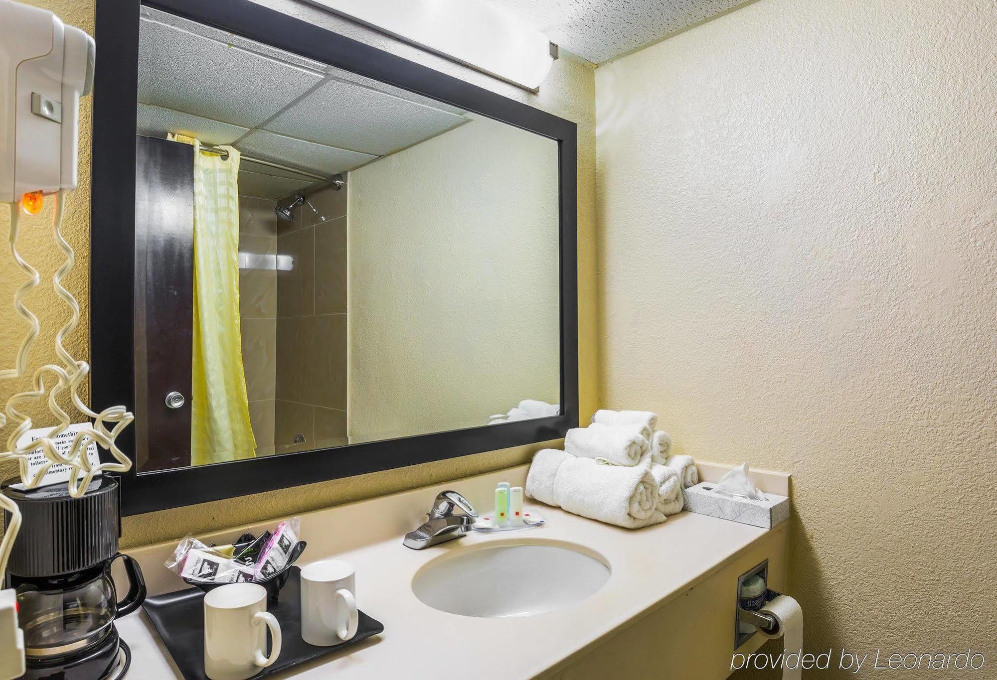 Clarion Pointe Lake Jackson - Clute Экстерьер фото